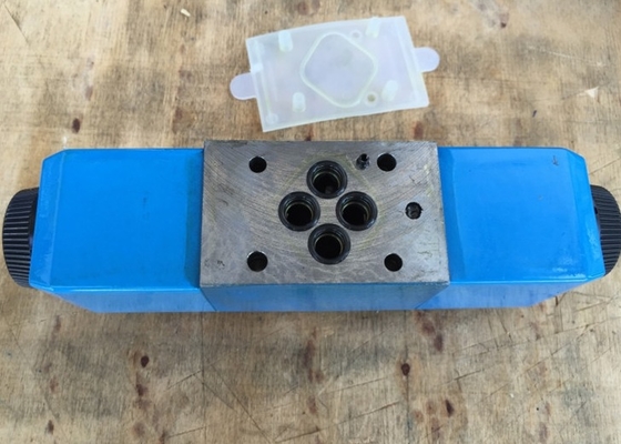 Cast Iron Blue Vickers Proportional Valve Good Adaptability  DG4V-3-6C-M-U-B6-60